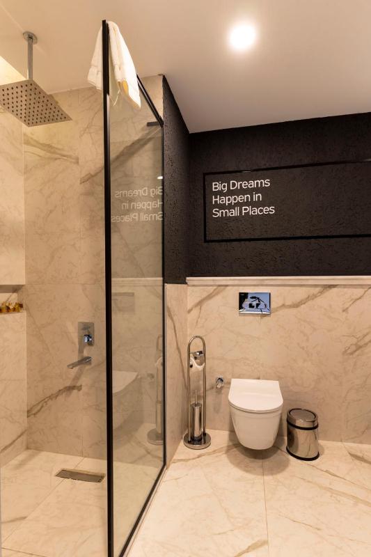 Deluxe Double Room with Balcony image 4