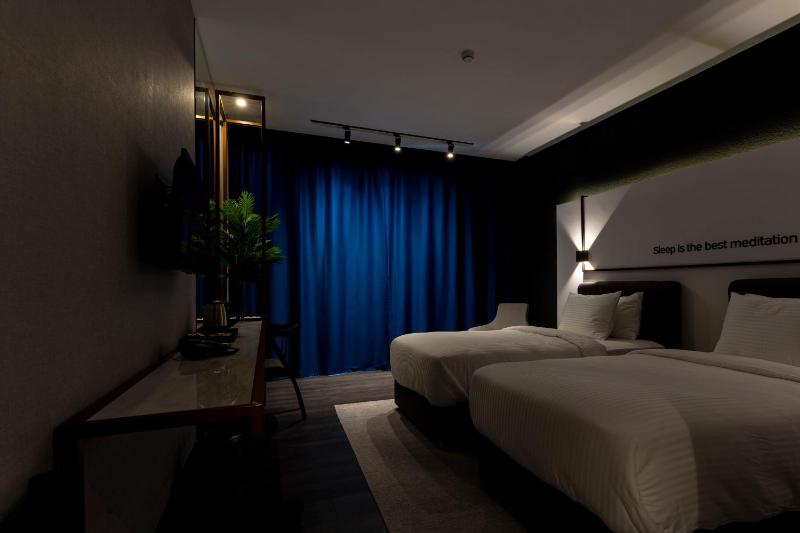 Deluxe Twin Room with Balcony image 1