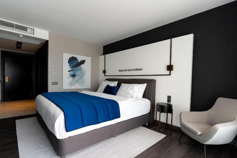 Deluxe Double Room with Balcony image 1