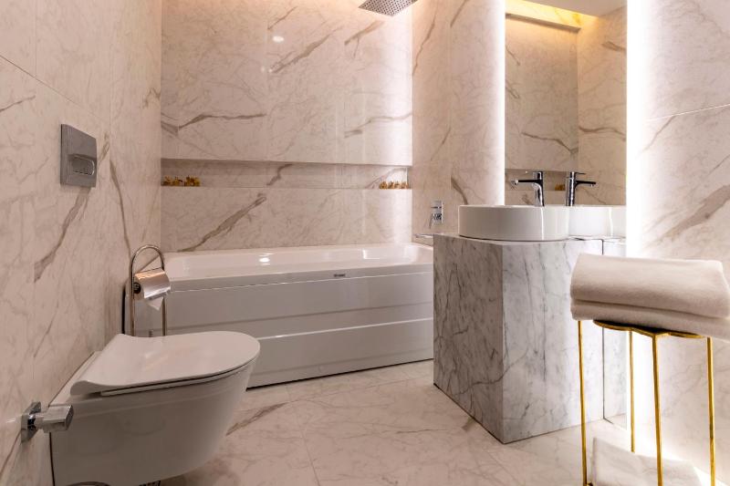 King Suite with Balcony image 3