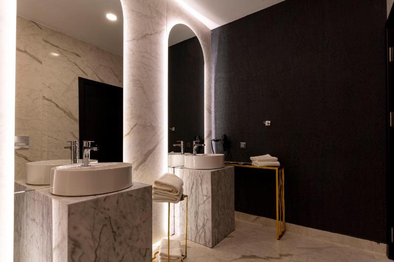 King Suite with Balcony image 2