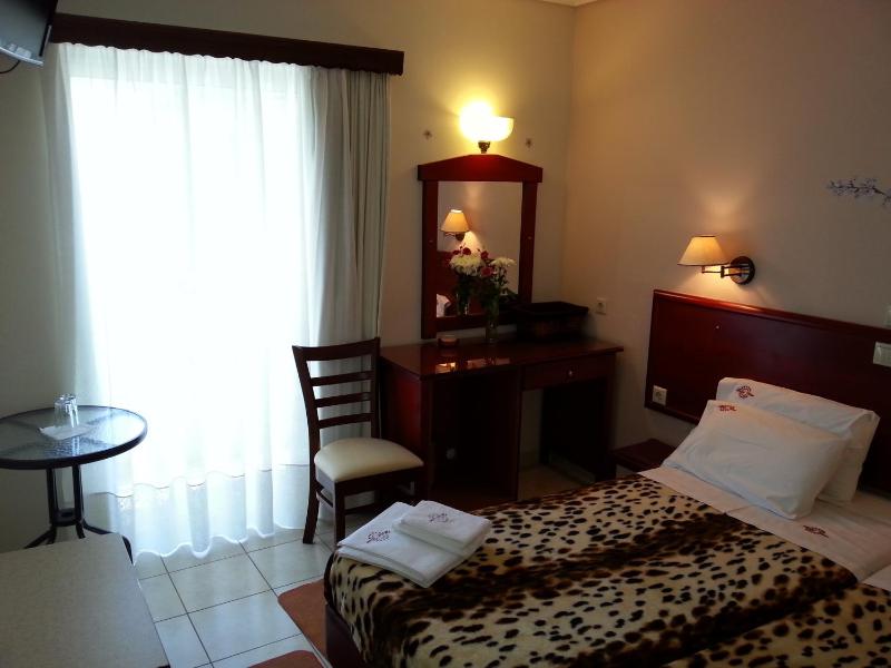 Twin Room with Balcony image 3