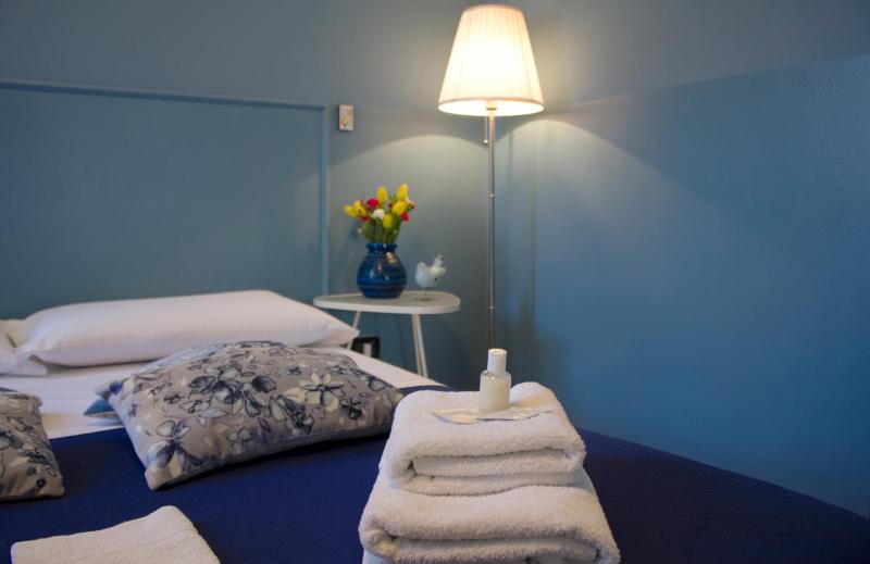 Standard Double Room with Shared Bathroom image 2