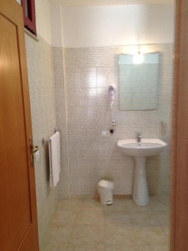 Twin Room image 3