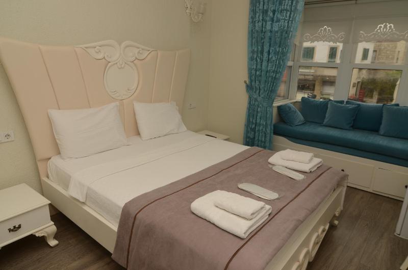 Triple Room with City View image 2