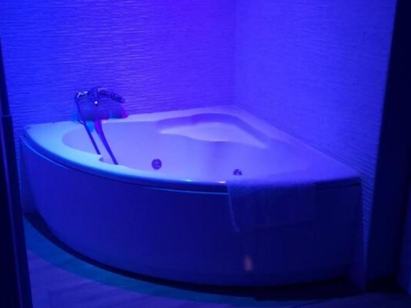 Suite with Spa Bath image 1