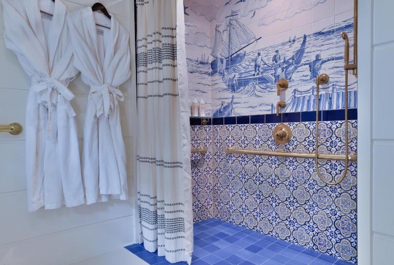 Queen Room - Disability Access image 3