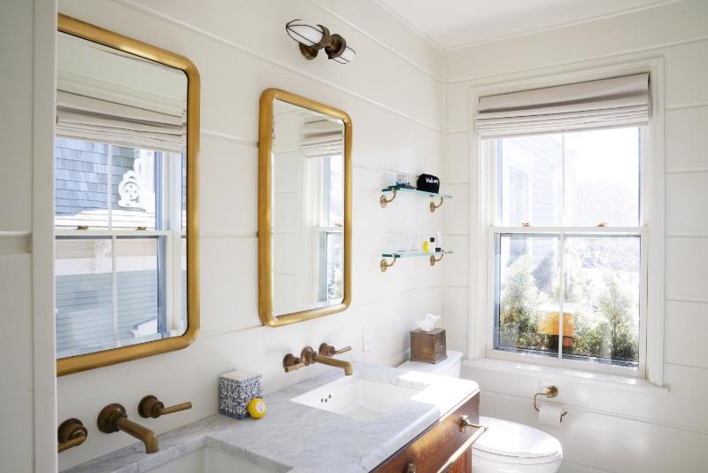 Deluxe King Room image 2