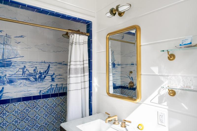 Deluxe Queen Room image 2