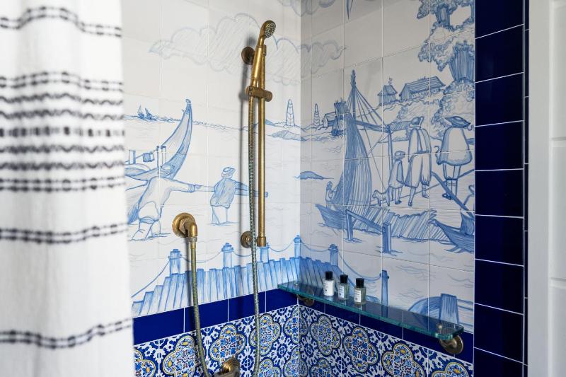 Queen Room - Disability Access image 2