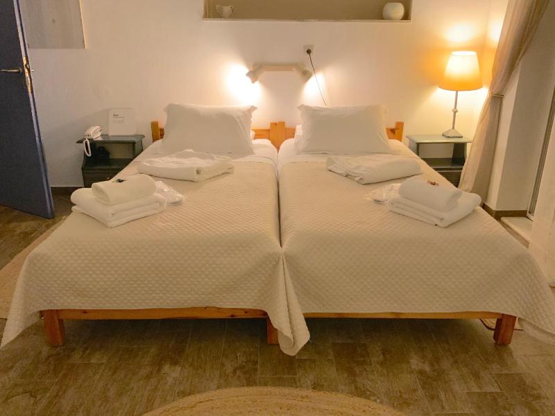 Akrotiri Hotel - image 27