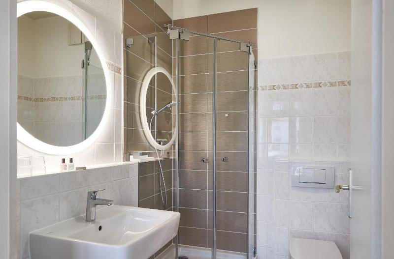 Standard Double Room image 4