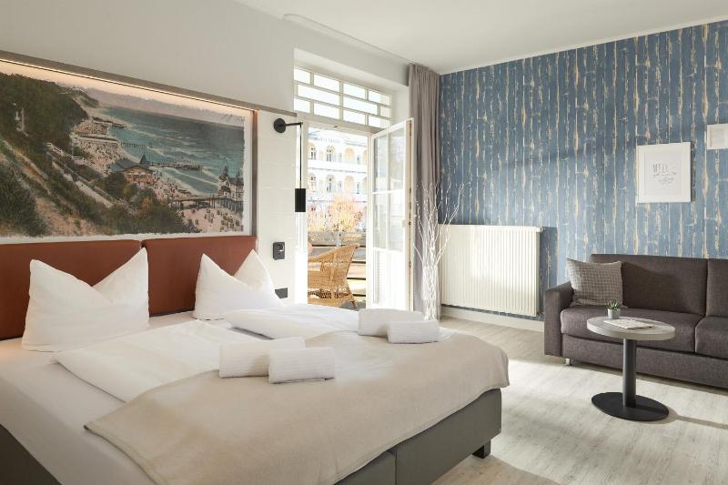 Deluxe Double Room with Balcony image 3
