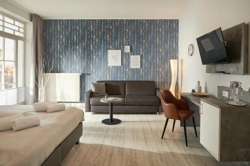 Deluxe Double Room with Balcony image 4