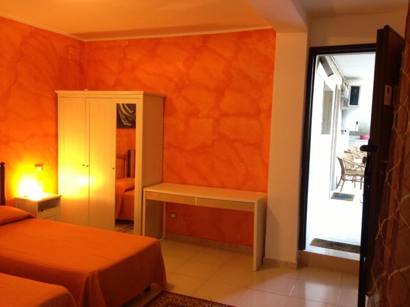 Twin Room image 4