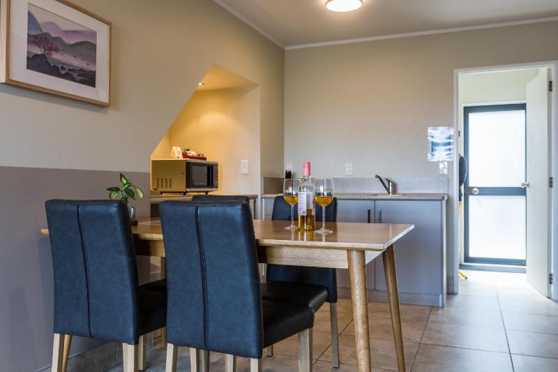 Le Chalet Suisse Motel Taupo - image 25