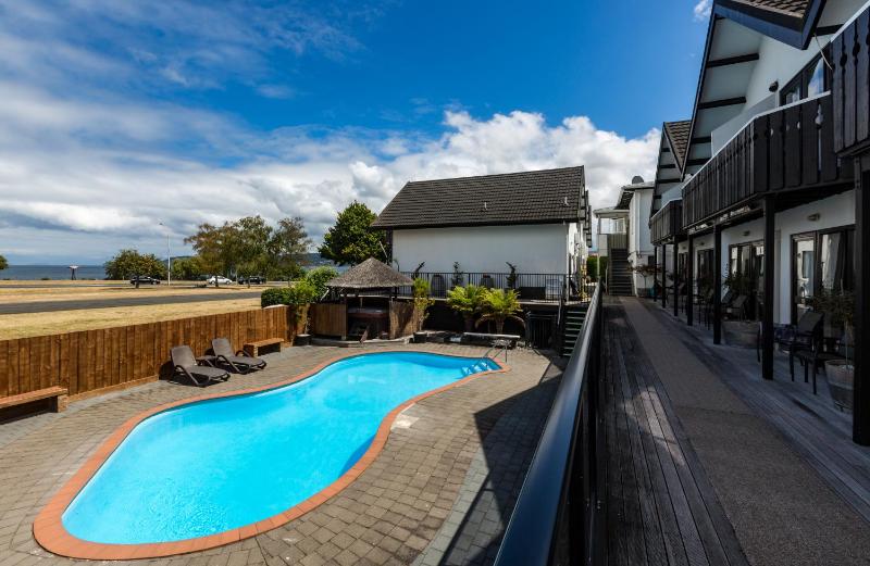Le Chalet Suisse Motel Taupo - image 45