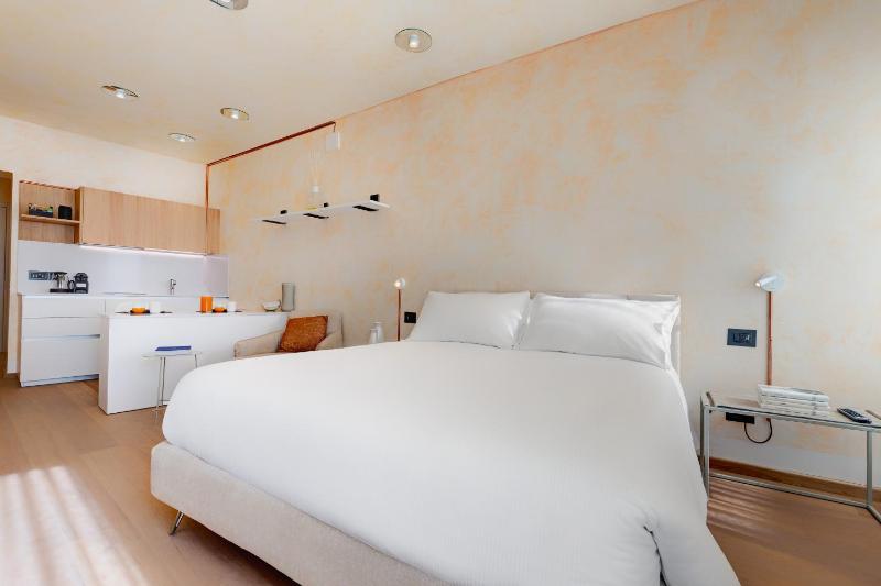 1881 LUXURY SUITES - image 3