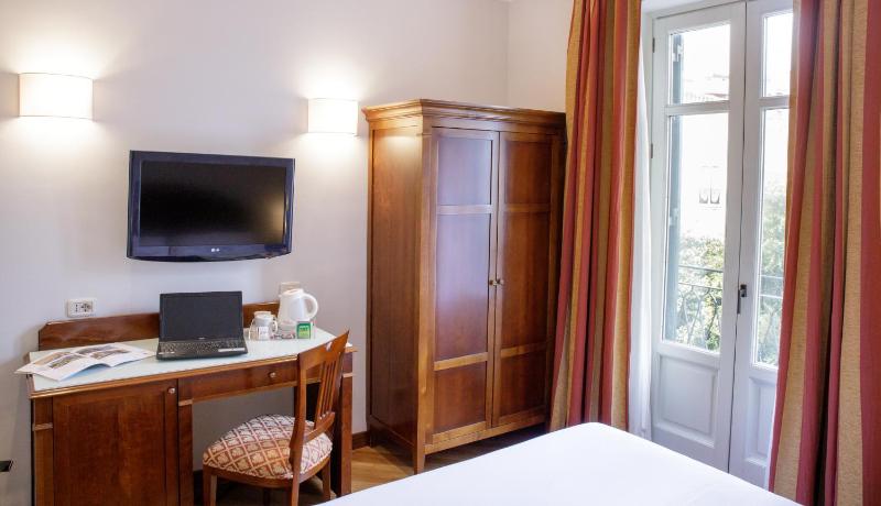 Deluxe King Room with Balcony image 2