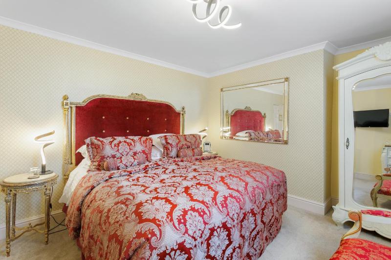 Deluxe Twin Room image 1