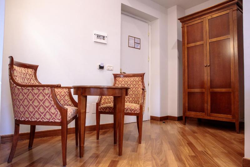 Standard Twin Room image 4