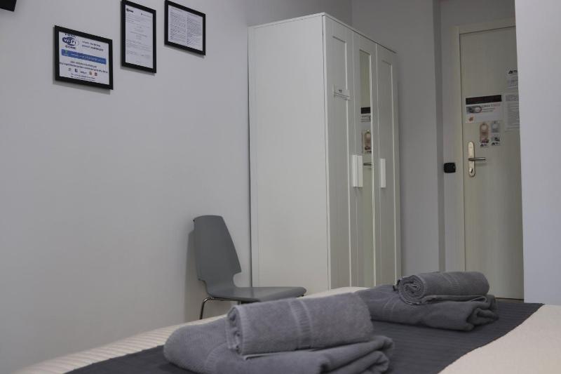 Classic Double Room image 4