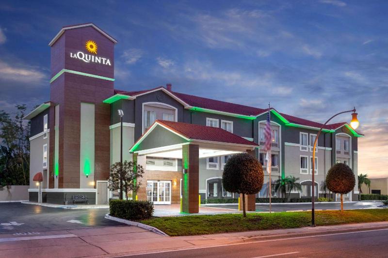 La Quinta Inn & Suites by Wyndham Tampa Bay Area-Tampa South - image 3