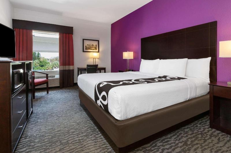La Quinta Inn & Suites by Wyndham Tampa Bay Area-Tampa South - image 26