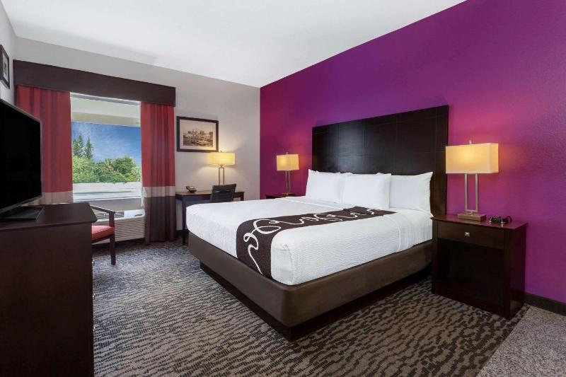 La Quinta Inn & Suites by Wyndham Tampa Bay Area-Tampa South - image 12