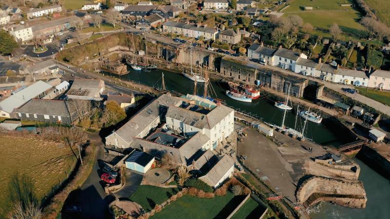 Pier House - image 11