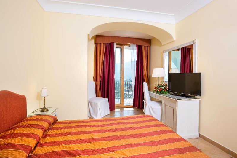Triple Room with Balcony and Partial Sea View image 4