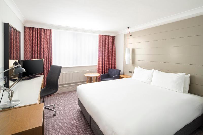 Deluxe Double or Twin Room image 3