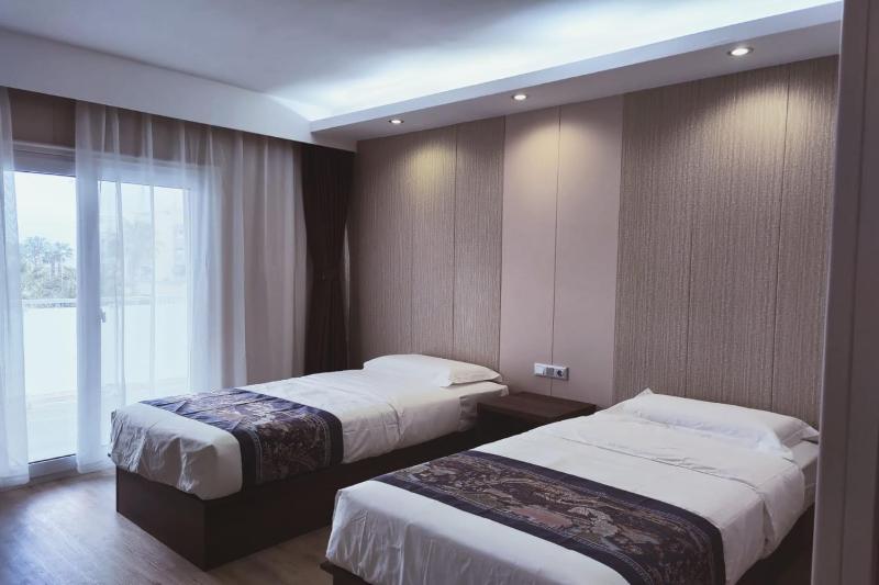 Deluxe Twin Room with Sea View image 4