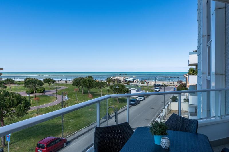 Two-Bedroom Apartment and Sea View image 4