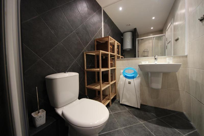 Superior One-Bedroom Apartment image 3