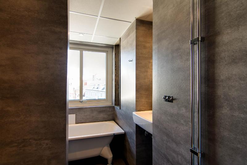Deluxe Double Room with Bath image 2