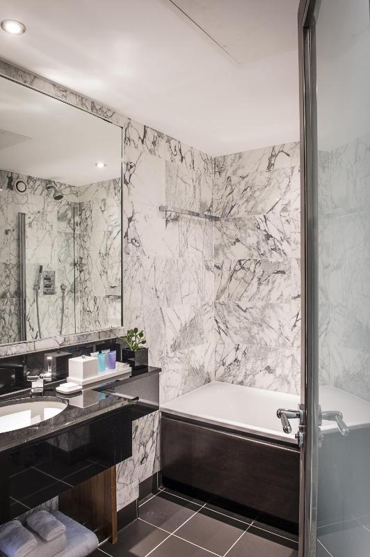 Deluxe Double Room image 4