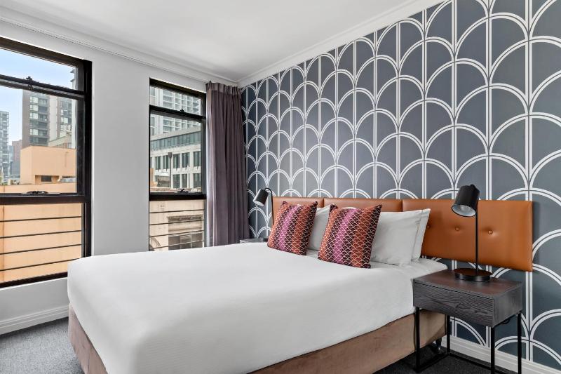 Open-Plan Suite image 4