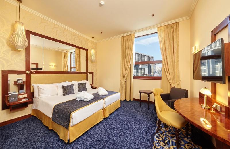 Deluxe Double Room with City View image 3