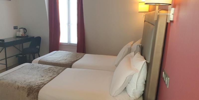 Superior Twin Room image 4