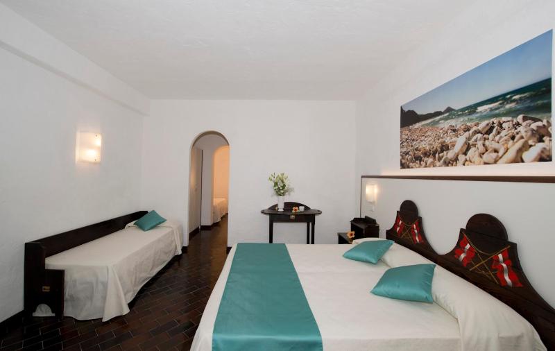 Superior Quadruple Room with Sea View image 1