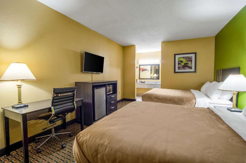 Queen Room with Two Queen Beds - Non-Smoking image 3