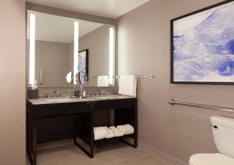 King Room with Accessible Tub - Disability Access image 2