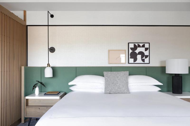 Premium Queen Room with Two Queen Beds image 4
