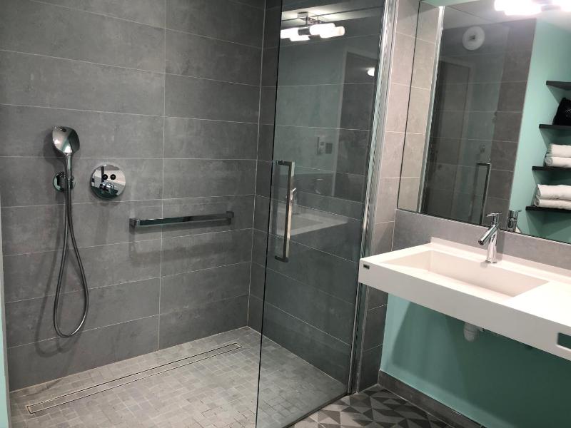 Queen Room - Disability Access image 1