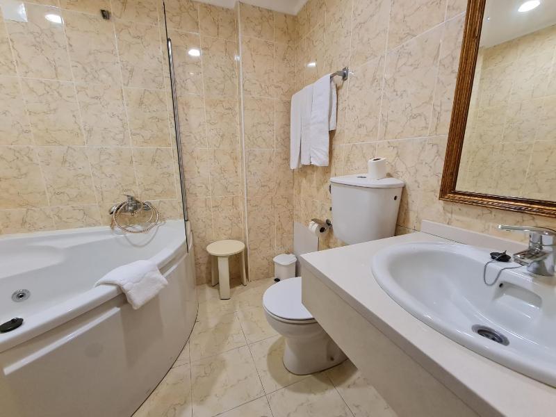 Deluxe Double Room image 4