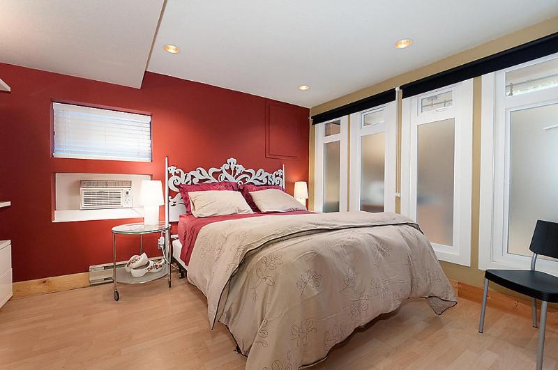 Contemporary Home B&B - image 15