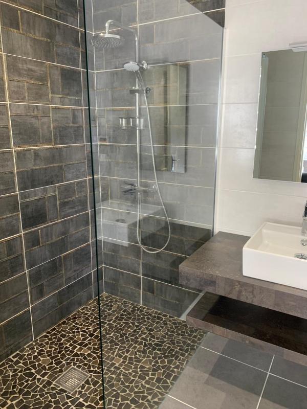 Twin Room with Shower image 2