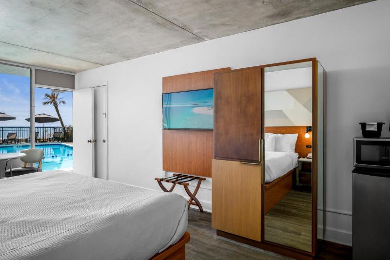 King Room with Pool View image 3
