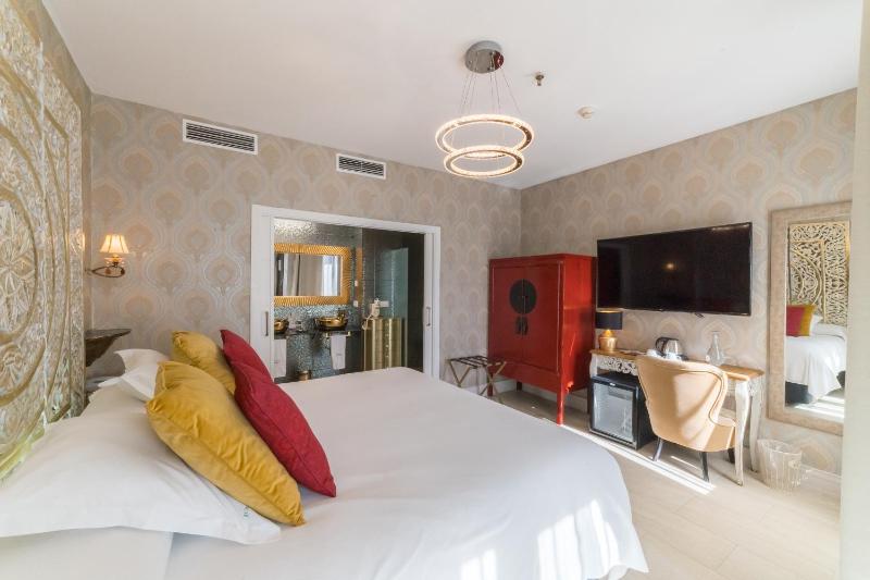 Deluxe Room image 4